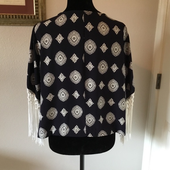 Le Lis navy and white medallion print blouse with fringe sleeves - Picture 4 of 10